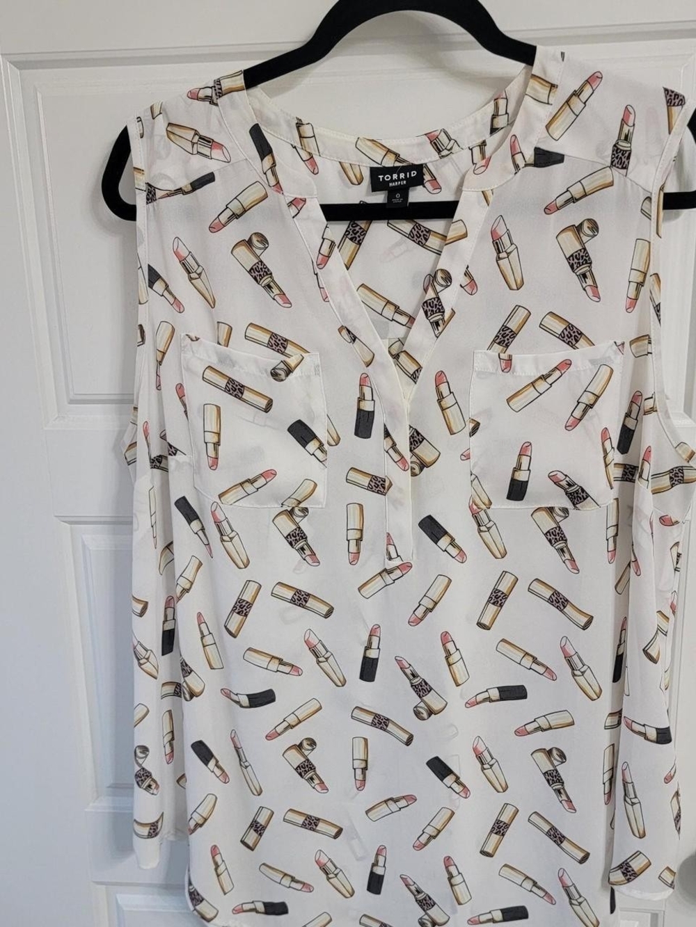 Torrid size 0 chiffon top in White Lipstick Cheetah -Print V-Neck Blouse